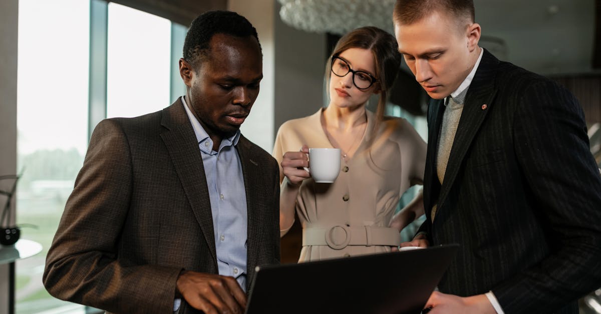 老微信号码批发：短信营销中如何选择合适的定位策略